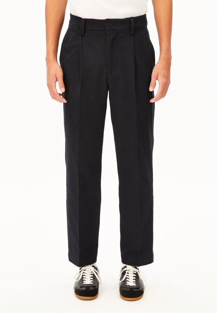 TAAMIR STRUCTURE PLEATED PANT black - ARMEDANGELS - HERREN | Chinos & Hosen | Chinos