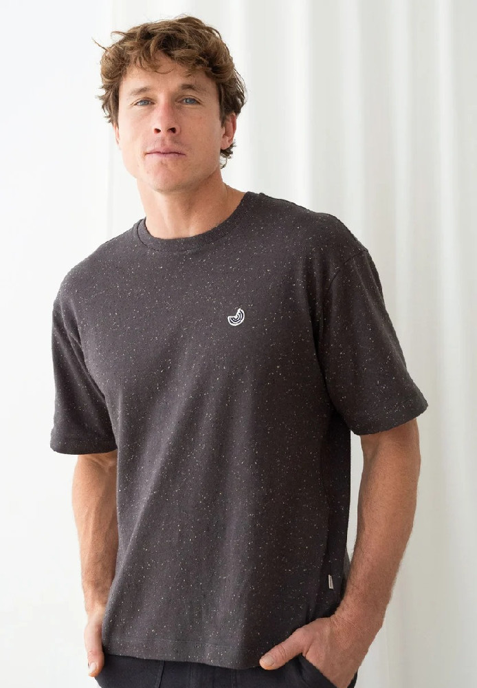 GEORGE BAY DARK SAND NEPS - TWOTHIRDS - HERREN | T-Shirts | Unifarben & Streifen