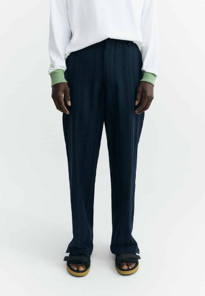 NAVY DAPPLED STRIPES MARC PANTS - THINKING MU - HERREN | SALE