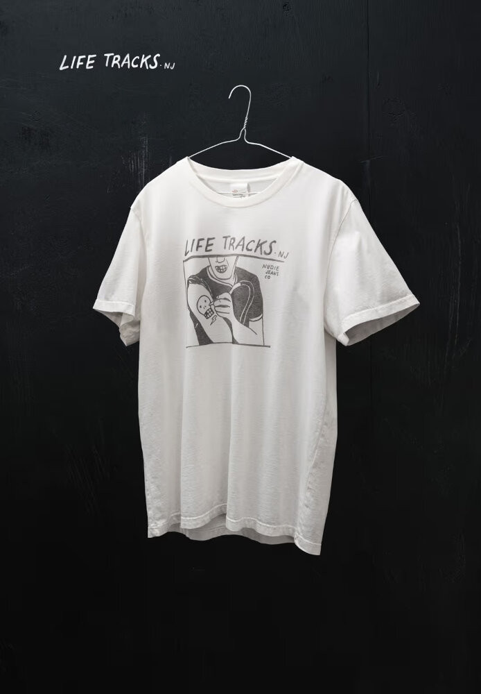 Roy Life Tracks T-Shirt Chalk White - Nudie Jeans - HERREN | T-Shirts | Print-T-Shirts