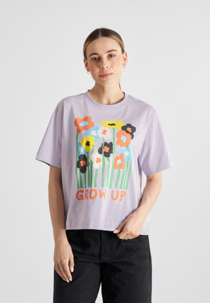 T-shirt Vadstena Grow Up Thistle Purple - DEDICATED - DAMEN | T-Shirts | Print-T-Shirts