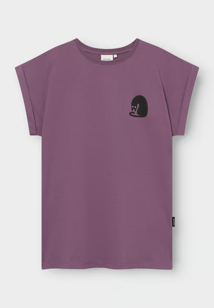 T-shirt Visby Curious Cat Berry Purple - DEDICATED - DAMEN | T-Shirts | Print-T-Shirts