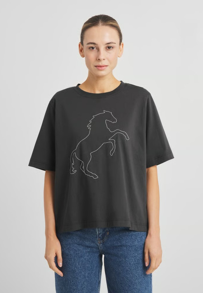 T-shirt Vadstena Wild Horse Stitch EMB Charcoal - DEDICATED - DAMEN | T-Shirts | Print-T-Shirts